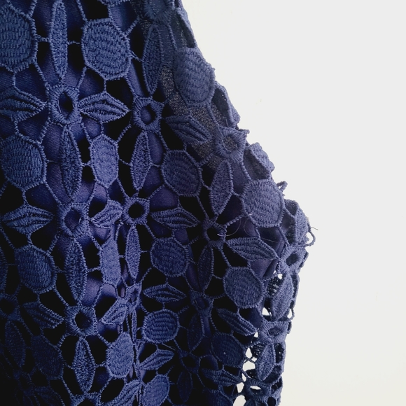 Monteau lace crochet navy halter dress size medium.  Lined underneath. - Picture 4 of 9